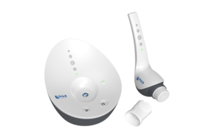 Produktansicht der Contrast Booster Patienteneinheit, der Ladeschale und des Einwegmundstücks von ulrich medical. | © 2025 ulrich medical. Alle Rechte vorbehalten. Die Verwendung, Vervielfältigung oder Weitergabe ohne ausdrückliche Genehmigung ist nicht gestattet.
