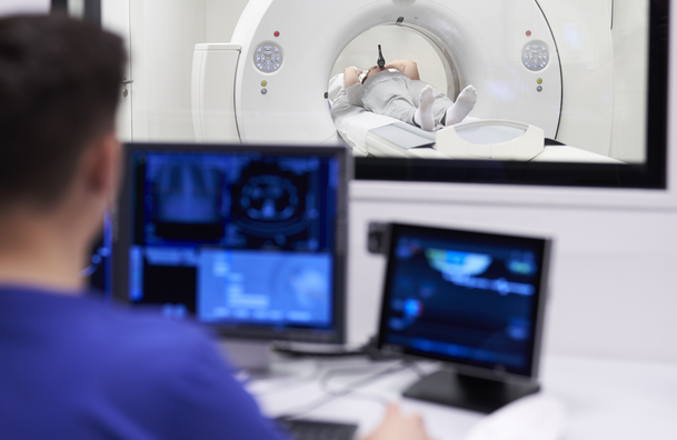Vista desde la sala de control a la sala de exploración de un paciente sometido a un TC de embolia pulmonar con el Contrast Booster en la boca. | © Ulrich Medical. Todos los derechos reservados. Queda prohibido el uso, la reproducción o la distribución sin autorización expresa.