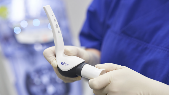 The patient unit of the Contrast Booster from ulrich medical with a mouthpiece in the hand of an radiographer.