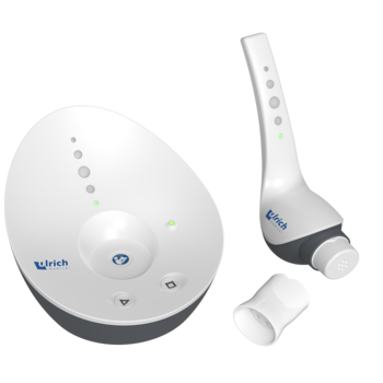 Produktansicht der Contrast Booster Patienteneinheit, der Ladeschale und des Einwegmundstücks von ulrich medical. | © 2025 ulrich medical. Alle Rechte vorbehalten. Die Verwendung, Vervielfältigung oder Weitergabe ohne ausdrückliche Genehmigung ist nicht gestattet.