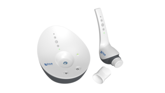 Produktansicht der Contrast Booster Patienteneinheit, der Ladeschale und des Einwegmundstücks von ulrich medical. | © 2025 ulrich medical. Alle Rechte vorbehalten. Die Verwendung, Vervielfältigung oder Weitergabe ohne ausdrückliche Genehmigung ist nicht gestattet.