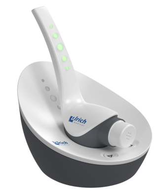Vista de producto de la unidad de paciente Contrast Booster de ulrich medical en la base de carga. | © Ulrich Medical. Todos los derechos reservados. Queda prohibido el uso, la reproducción o la distribución sin autorización expresa.