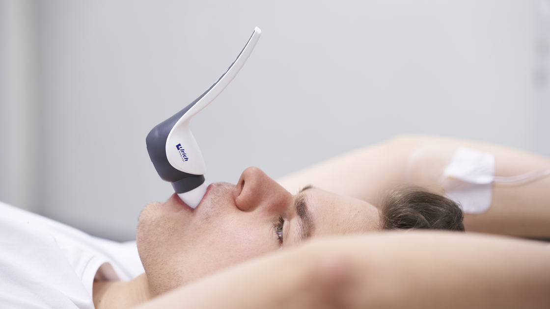 A patient has the Contrast Booster from ulrich medical in his mouth for a pulmonary embolism CT scan. | © ulrich medical. All rights reserved. Use, reproduction or transfer without express authorization is not permitted.