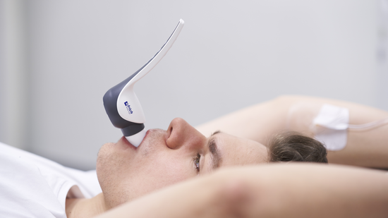 Ein Patient hat den Contrast Booster von ulrich medical für eine Lungenembolie-CT-Untersuchung im Mund. | © 2025 ulrich medical. Alle Rechte vorbehalten. Die Verwendung, Vervielfältigung oder Weitergabe ohne ausdrückliche Genehmigung ist nicht gestattet.