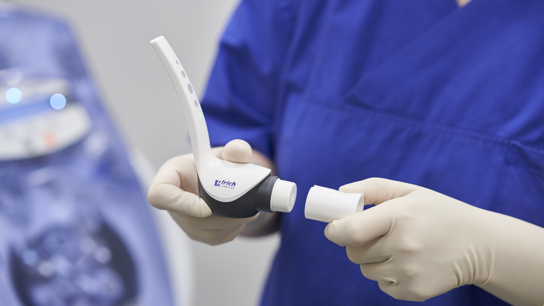 A radiographer attaches the disposable mouthpiece to the patient unit of the Contrast Booster from ulrich medical | © ulrich medical. All rights reserved. Use, reproduction or transfer without express authorization is not permitted.