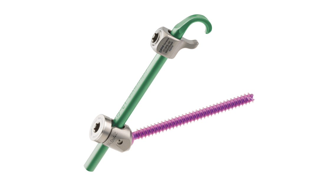 neon³-Schraube von ulrich medical mit Atlasklammer für die transartikuläre C1/C2 Verschraubung | © 2025 ulrich medical. Alle Rechte vorbehalten. Die Verwendung, Vervielfältigung oder Weitergabe ohne ausdrückliche Genehmigung ist nicht gestattet.