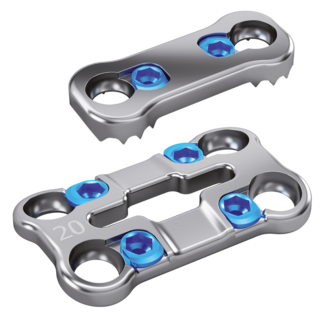 Illustration of the 1-level standard plate and the 1-level midline plate from the cervical plate system Artus by ulrich medical. | © ulrich medical. All rights reserved. Use, reproduction or transfer without express authorization is not permitted.